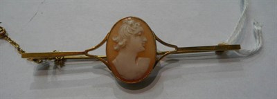 Lot 41 - 9ct gold cameo brooch