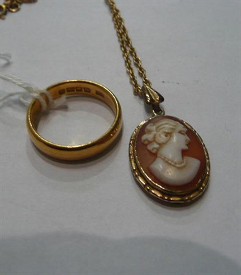 Lot 47 - A 22ct gold band and a 9ct mounted cameo and chain