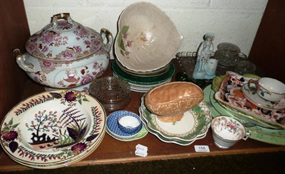 Lot 156 - A shelf of assorted ceramics