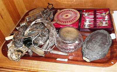 Lot 373 - A tray of assorted silver and white metal including a compact, six coffee spoons, etc