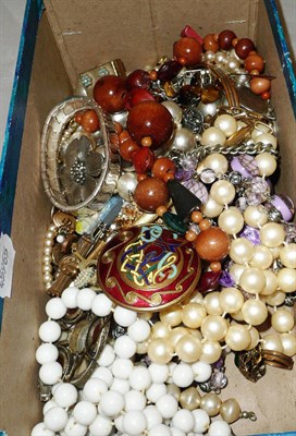 Lot 446 - A box of costume jewellery