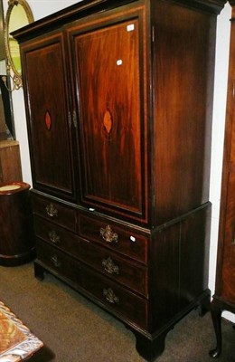 Lot 542 - Georgian dwarf linen press