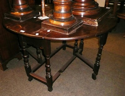 Lot 569 - An oak gateleg table