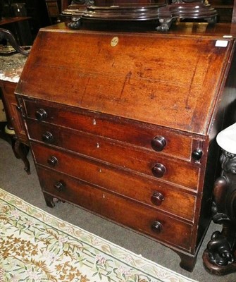 Lot 574 - An oak bureau