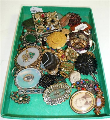 Lot 79 - Victorian brooches etc