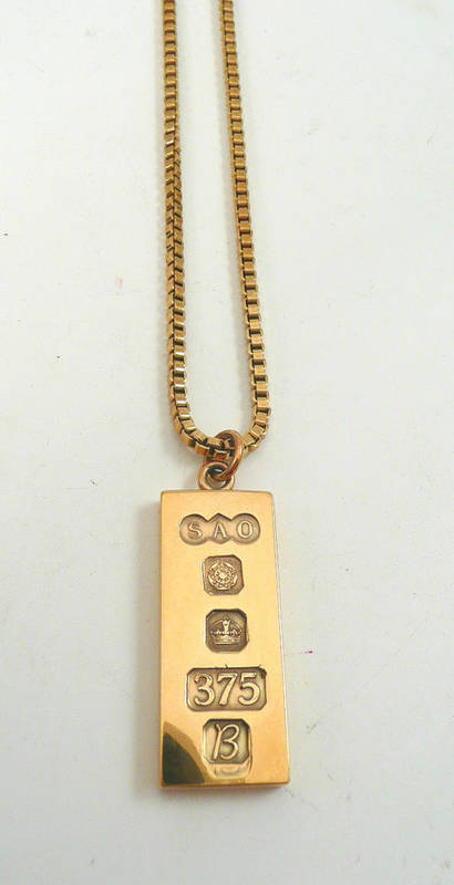 Lot 83 - A 9ct gold ingot on box link chain