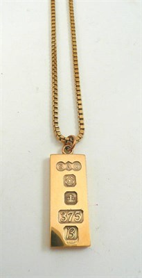 Lot 83 - A 9ct gold ingot on box link chain