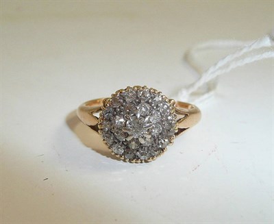 Lot 99 - A diamond cluster ring