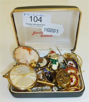 Lot 104 - Assorted jewellery including a cameo brooch, costume etc