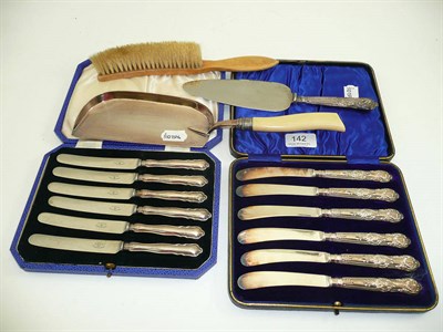 Lot 142 - Two cases of silver handled tea knives, crumb scoop and tray and silver handled cake slice