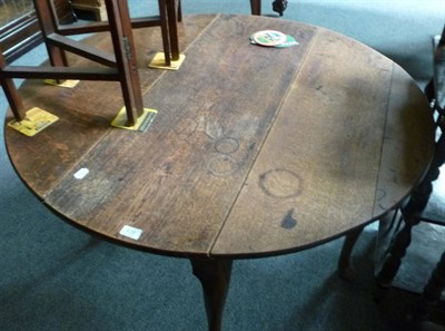 Lot 439 - An oak drop leaf dining table