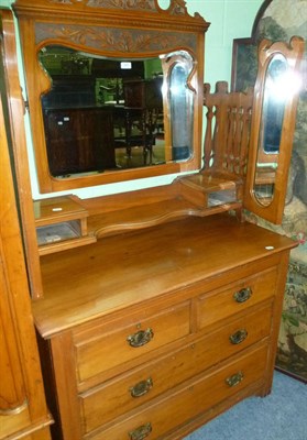 Lot 529 - Three piece bedroom suite