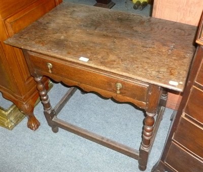 Lot 539 - An oak lowboy