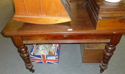 Lot 665 - A mahogany wind out dining table