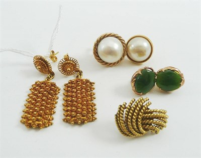 Lot 14 - # Assorted earrings (mainly odd) including mabe pearl and jade set