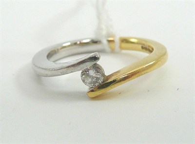 Lot 20 - An 18ct two colour gold diamond solitaire ring