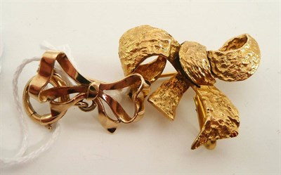 Lot 192 - # A 9ct gold bow brooch, of textured form, with a hidden hook suspension to the reverse,...