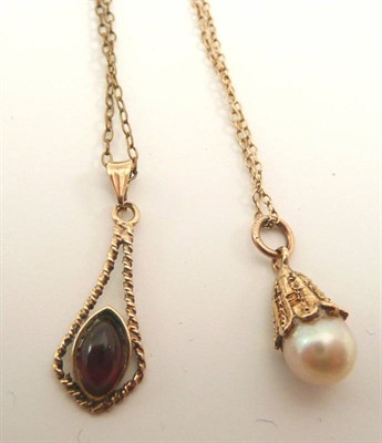 Lot 196 - An amber pendant and a pearl pendant