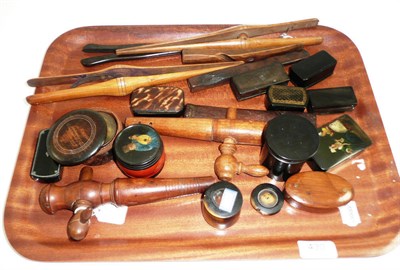 Lot 430 - A tray including three pairs of glove stretchers, two 19th century knitting sheaths, assorted snuff