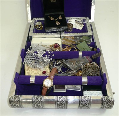 Lot 439 - A fancy jewellery box and a quantity of costume jewellery