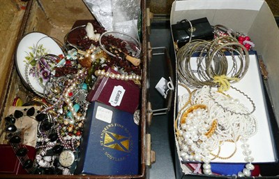 Lot 588 - Quantity of assorted costume jewellery