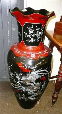 Lot 647 - Large lacquered vase