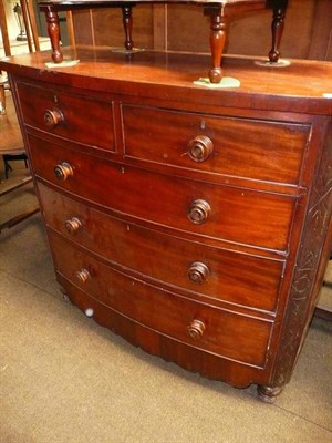 Lot 686 - Victorian bow fronted chest