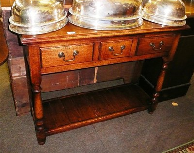 Lot 751 - Reproduction oak sideboard/serving table