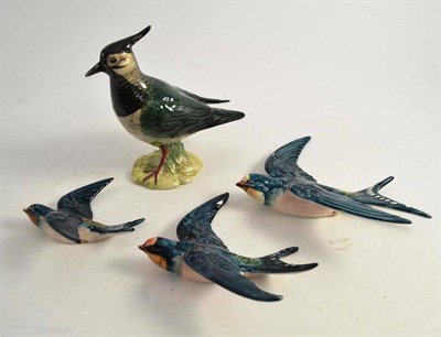 Lot 17 - Beswick lapwing and graduated set of three flying blue swallows (a.f.)