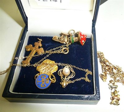 Lot 76 - A cultured pearl pendant on chain, assorted charms and pieces of gold