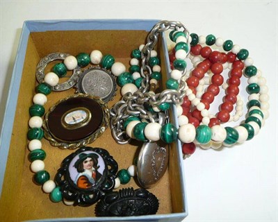 Lot 187 - A small quantity of beads and jewellery