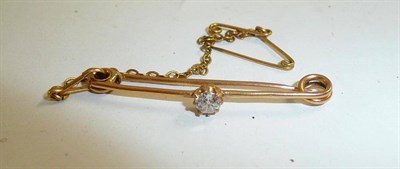 Lot 277 - A 9ct gold diamond single stone bar brooch, estimated diamond weight 0.20 carat approximately
