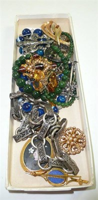 Lot 284 - Jewellery including pietra dura brooch, a mountaineering pickaxe brooch, split pearl...