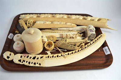 Lot 318 - A good tray of early 20th century carved ivory and bone including an elephant procession (damaged)