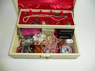 Lot 403 - A quantity of costume jewellery in a box