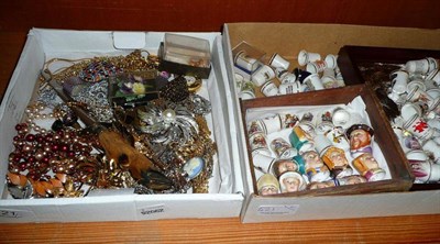 Lot 421 - A quantity of costume jewellery and collectors thimbles