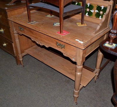 Lot 561 - A Victorian washstand with tiled splashback