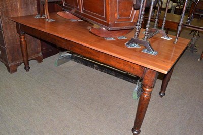 Lot 622 - A large mahogany dining table