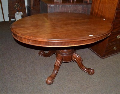 Lot 636 - A Victorian mahogany oval loo table