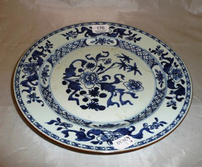 Lot 176 - An 18th century Chinese blue and white charger