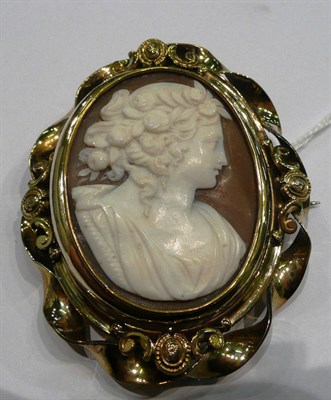 Lot 183 - A large cameo brooch, depicting a maiden within a twist frame