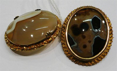 Lot 187 - Two agate brooches in decorative frames