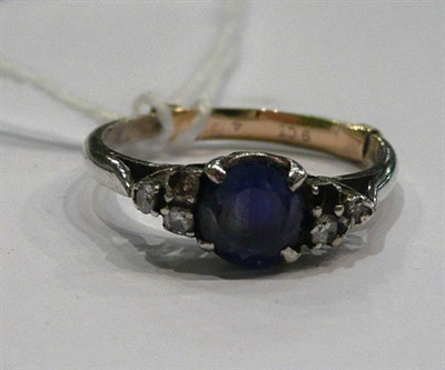 Lot 189 - A sapphire and diamond cluster ring