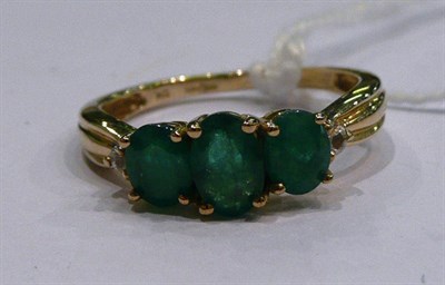 Lot 200 - A 9ct gold emerald set ring
