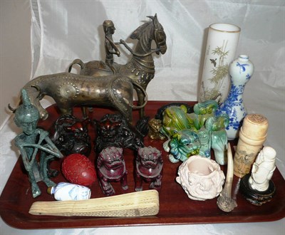 Lot 251 - A tray of assorted Oriental carvings and figures