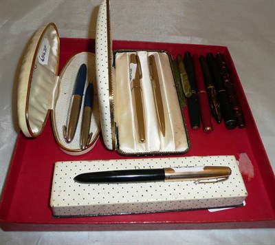 Lot 295 - A rolled gold Parker SI two pen set, a Parker SI, a Sheaffers two pen set and six vintage pens...