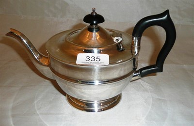 Lot 335 - A silver tea pot, Sheffield 1956, gross weight 14oz