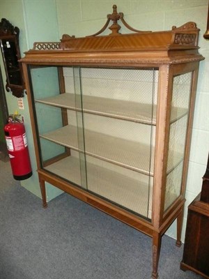 Lot 462 - Display cabinet