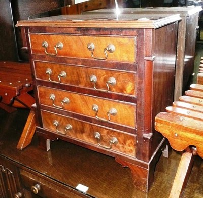 Lot 469 - A reproduction mahogany small chest of four drawers