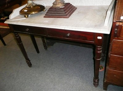 Lot 571 - A 19th century mahogany marble-top washstand